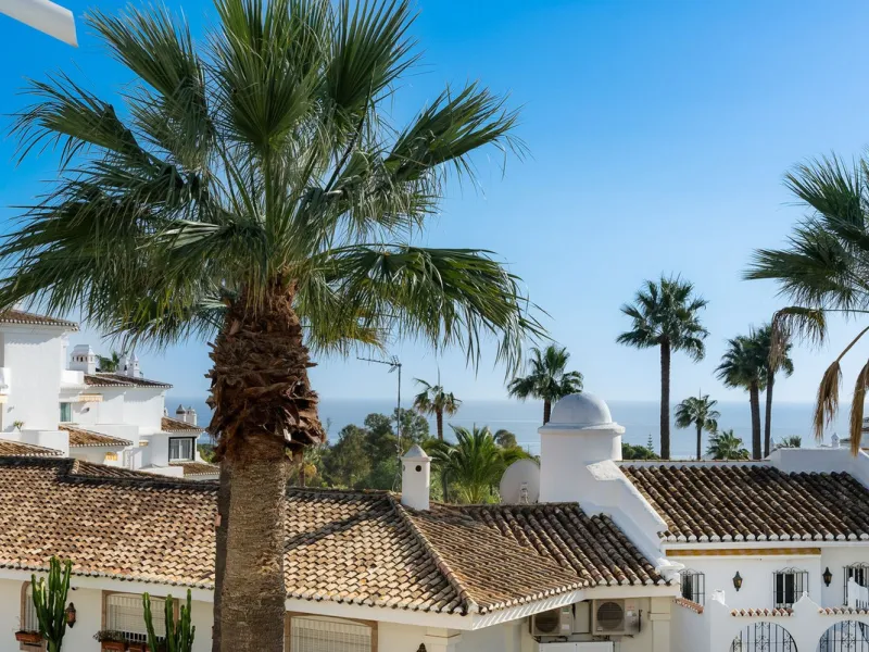 South-facing two-bedroom apartment located in the popular Jardines de Calahonda community.