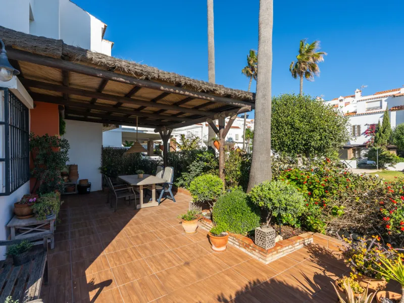 Strandnahes Stadthaus mit Meerblick bei San Luis de Sabinillas, Casares