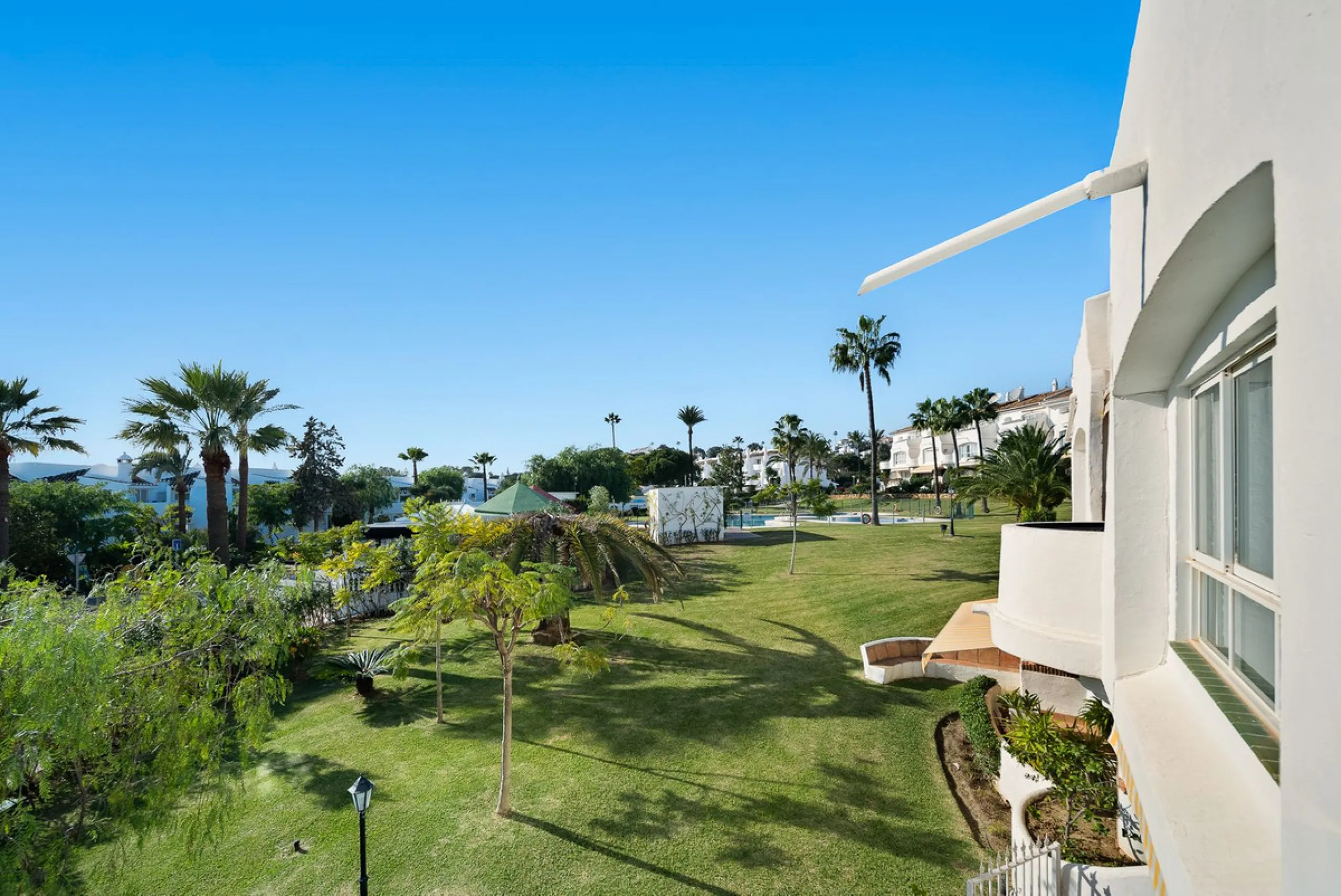 South-facing two-bedroom apartment located in the popular Jardines de Calahonda community.