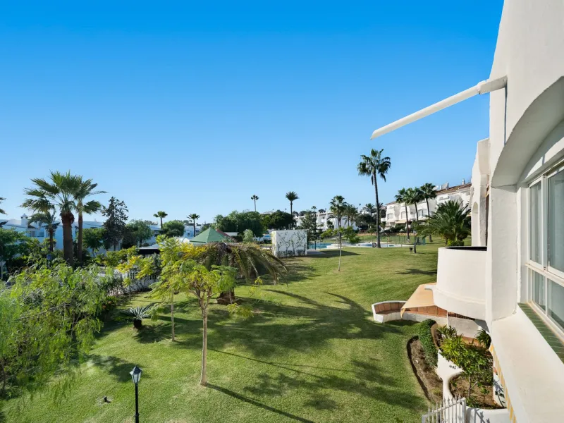 South-facing two-bedroom apartment located in the popular Jardines de Calahonda community.