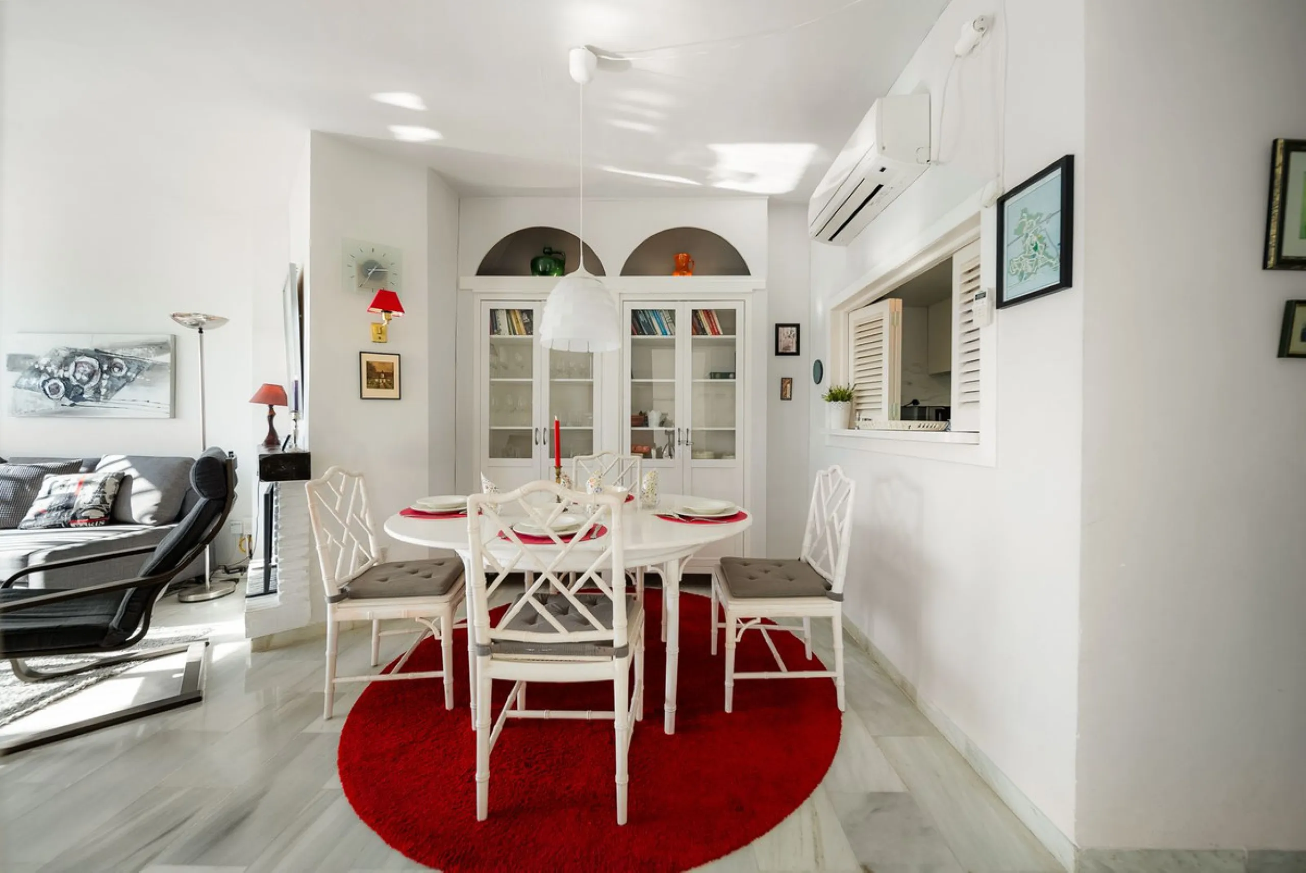 South-facing two-bedroom apartment located in the popular Jardines de Calahonda community.