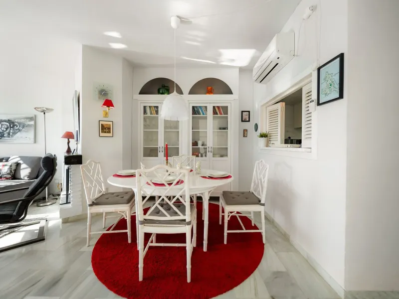 South-facing two-bedroom apartment located in the popular Jardines de Calahonda community.