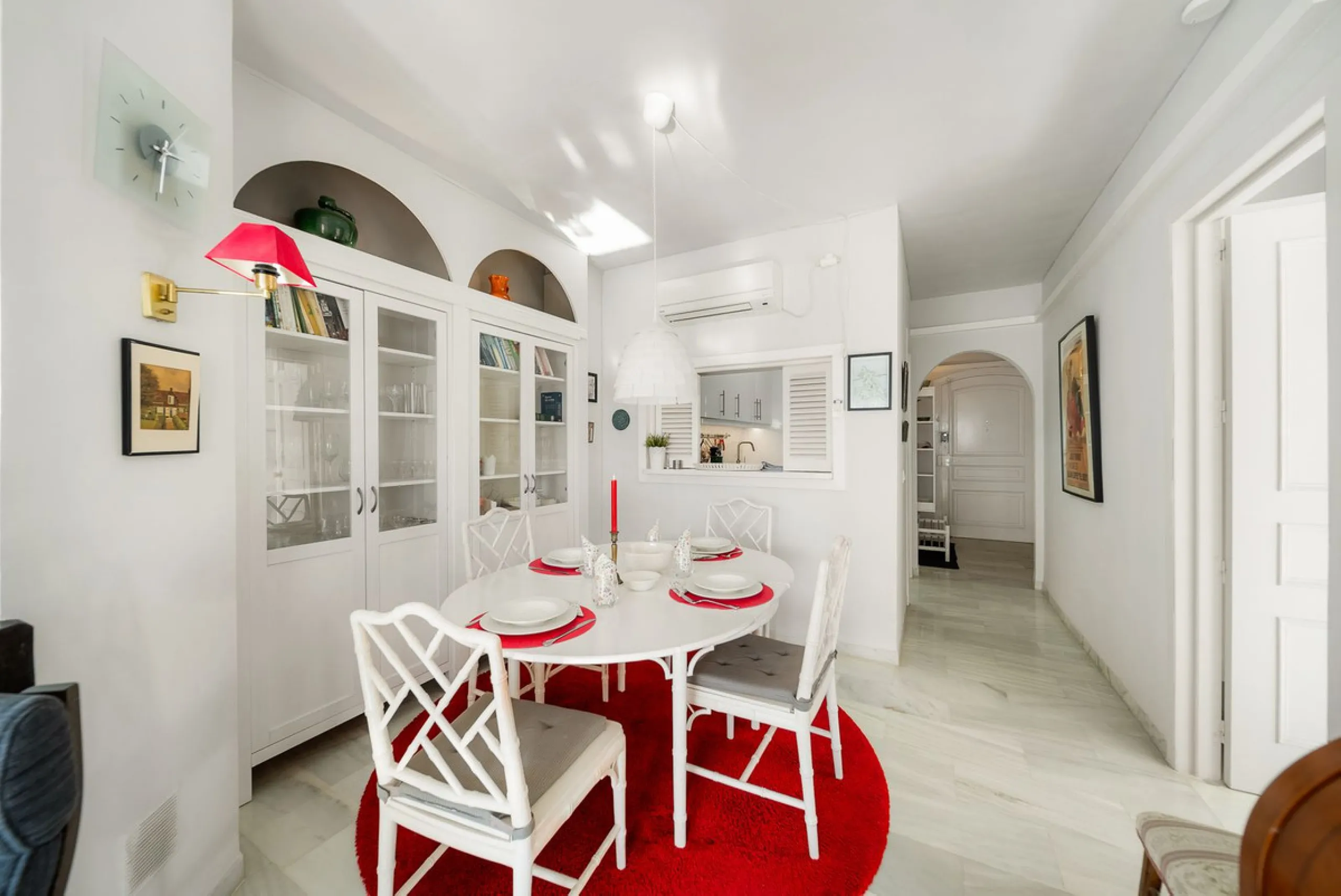 South-facing two-bedroom apartment located in the popular Jardines de Calahonda community.