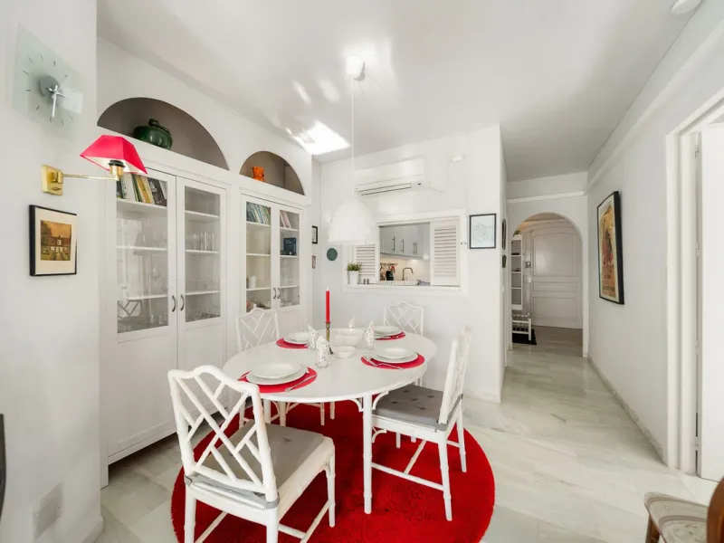 South-facing two-bedroom apartment located in the popular Jardines de Calahonda community.