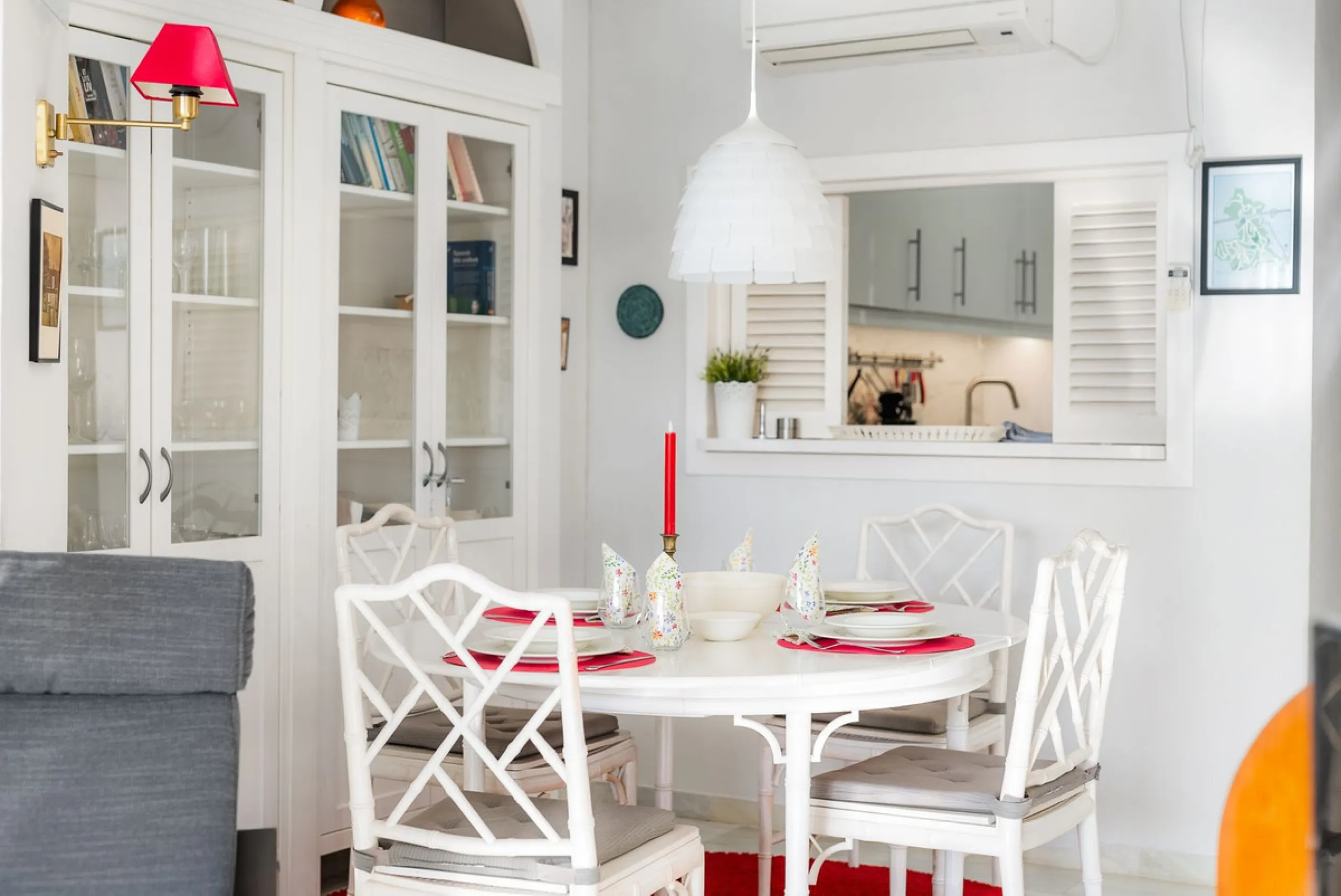 South-facing two-bedroom apartment located in the popular Jardines de Calahonda community.