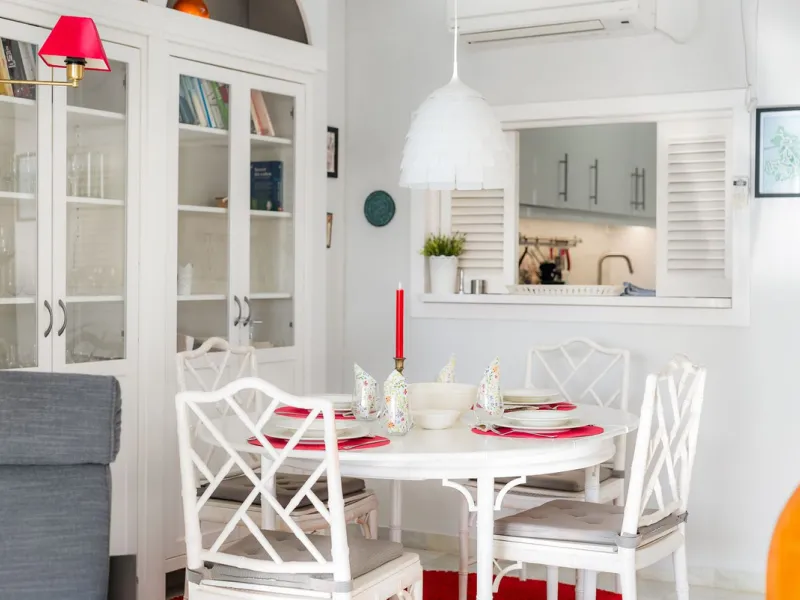 South-facing two-bedroom apartment located in the popular Jardines de Calahonda community.