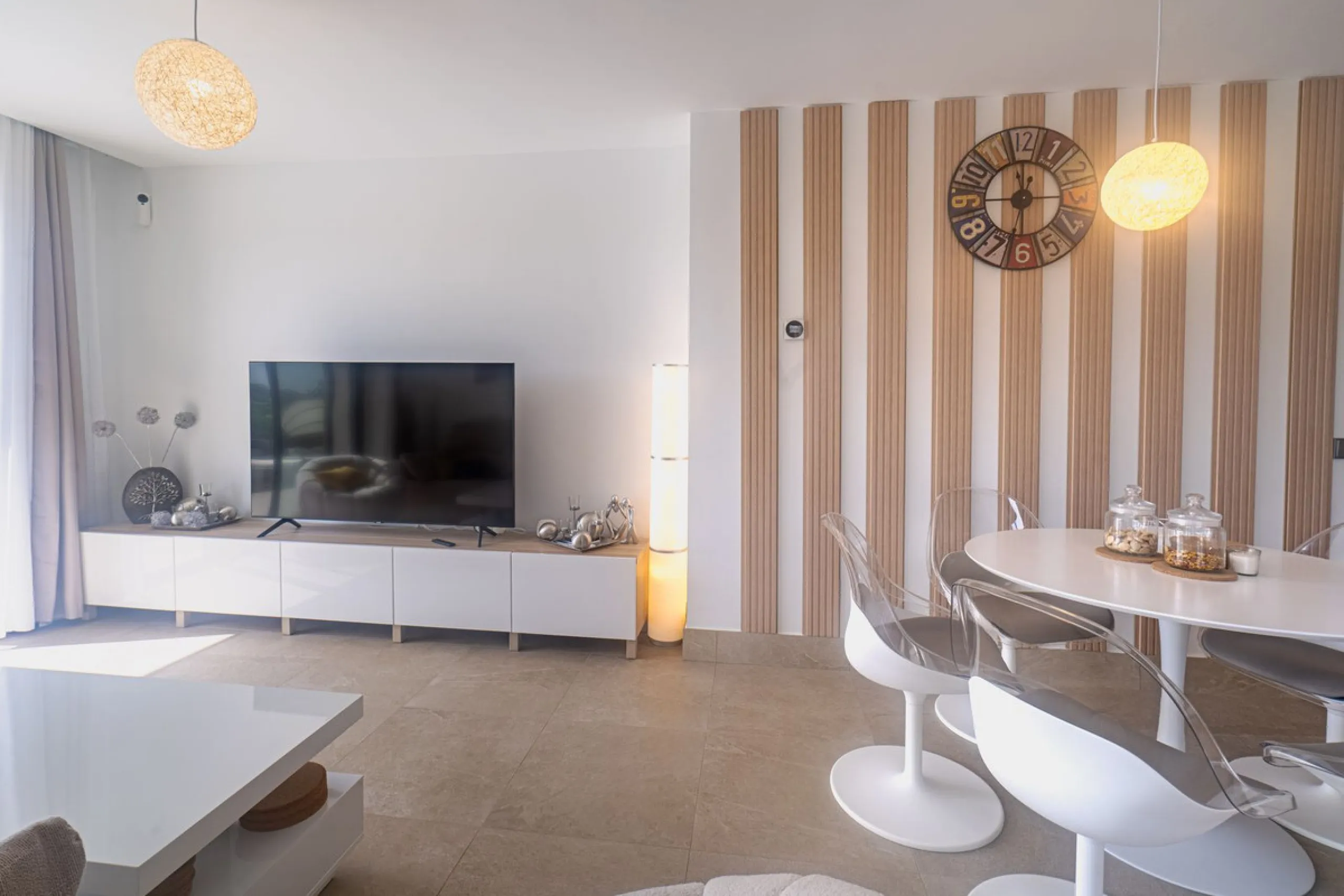 Beautiful apartment with three bedrooms, two bathrooms and a large wardrobe, with panoramic sea views, located near the Dona Julia golf courses and just 300 meters from Playa Ancha. The apartment was completed at the end of 2023 and has been equipped with