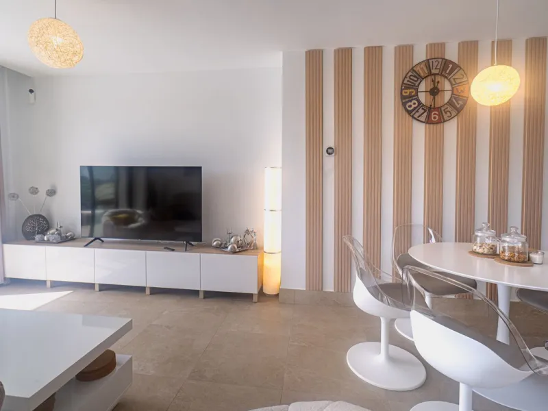 Beautiful apartment with three bedrooms, two bathrooms and a large wardrobe, with panoramic sea views, located near the Dona Julia golf courses and just 300 meters from Playa Ancha. The apartment was completed at the end of 2023 and has been equipped with