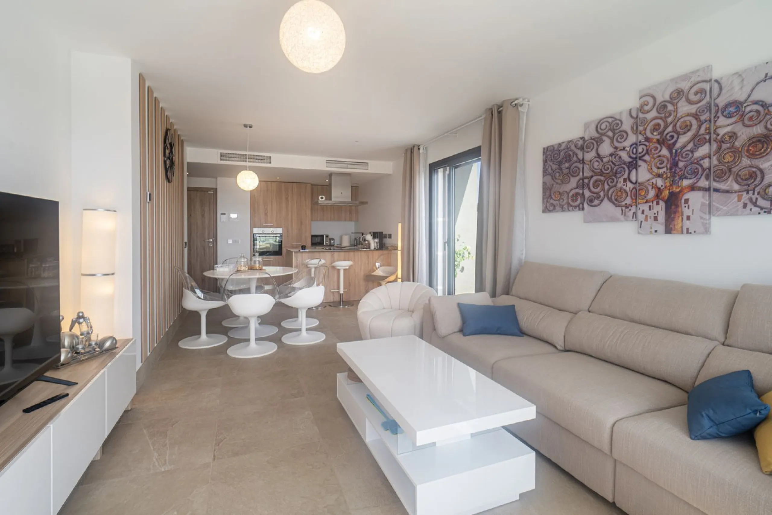 Beautiful apartment with three bedrooms, two bathrooms and a large wardrobe, with panoramic sea views, located near the Dona Julia golf courses and just 300 meters from Playa Ancha. The apartment was completed at the end of 2023 and has been equipped with