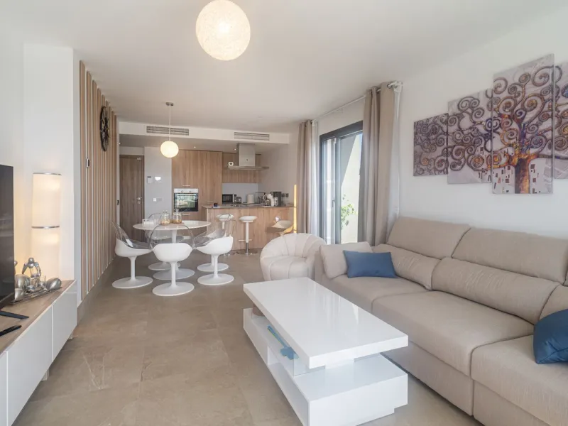Beautiful apartment with three bedrooms, two bathrooms and a large wardrobe, with panoramic sea views, located near the Dona Julia golf courses and just 300 meters from Playa Ancha. The apartment was completed at the end of 2023 and has been equipped with
