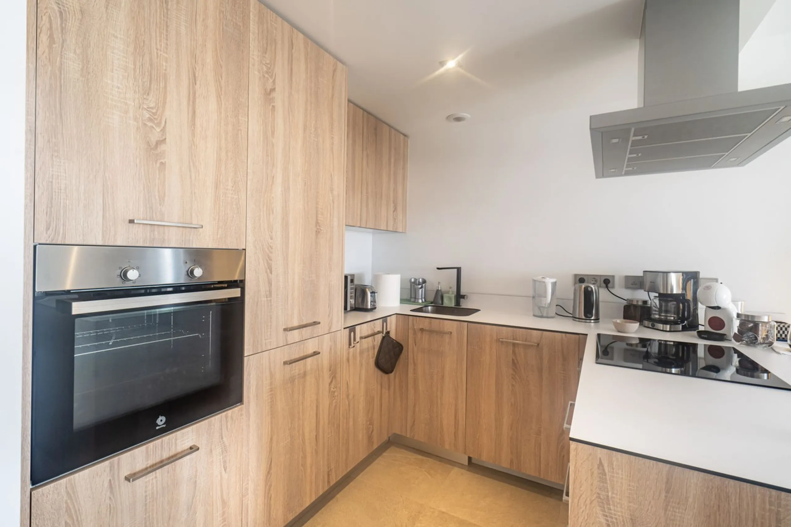 Beautiful apartment with three bedrooms, two bathrooms and a large wardrobe, with panoramic sea views, located near the Dona Julia golf courses and just 300 meters from Playa Ancha. The apartment was completed at the end of 2023 and has been equipped with