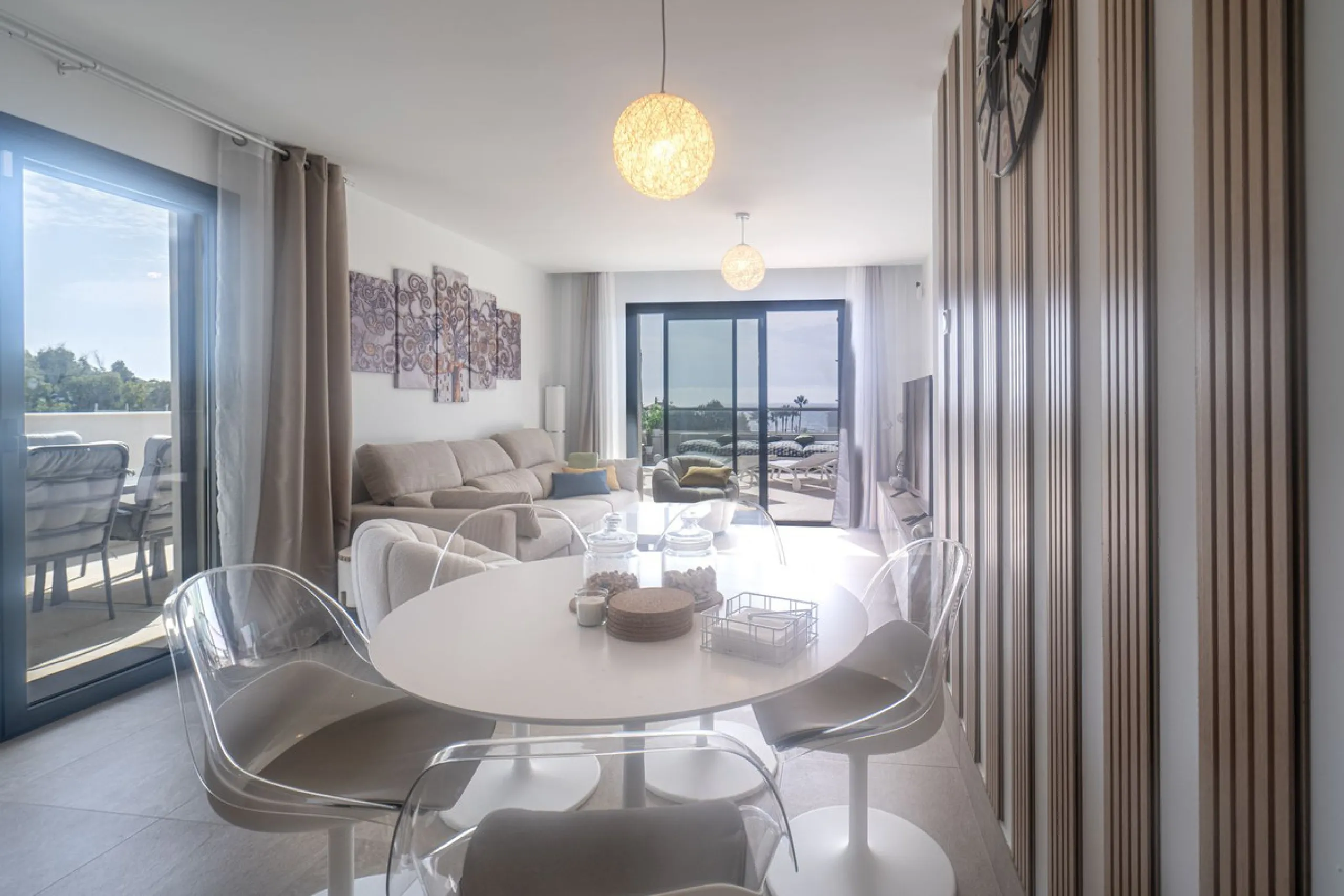 Beautiful apartment with three bedrooms, two bathrooms and a large wardrobe, with panoramic sea views, located near the Dona Julia golf courses and just 300 meters from Playa Ancha. The apartment was completed at the end of 2023 and has been equipped with