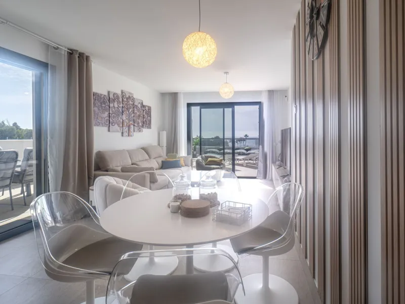 Beautiful apartment with three bedrooms, two bathrooms and a large wardrobe, with panoramic sea views, located near the Dona Julia golf courses and just 300 meters from Playa Ancha. The apartment was completed at the end of 2023 and has been equipped with