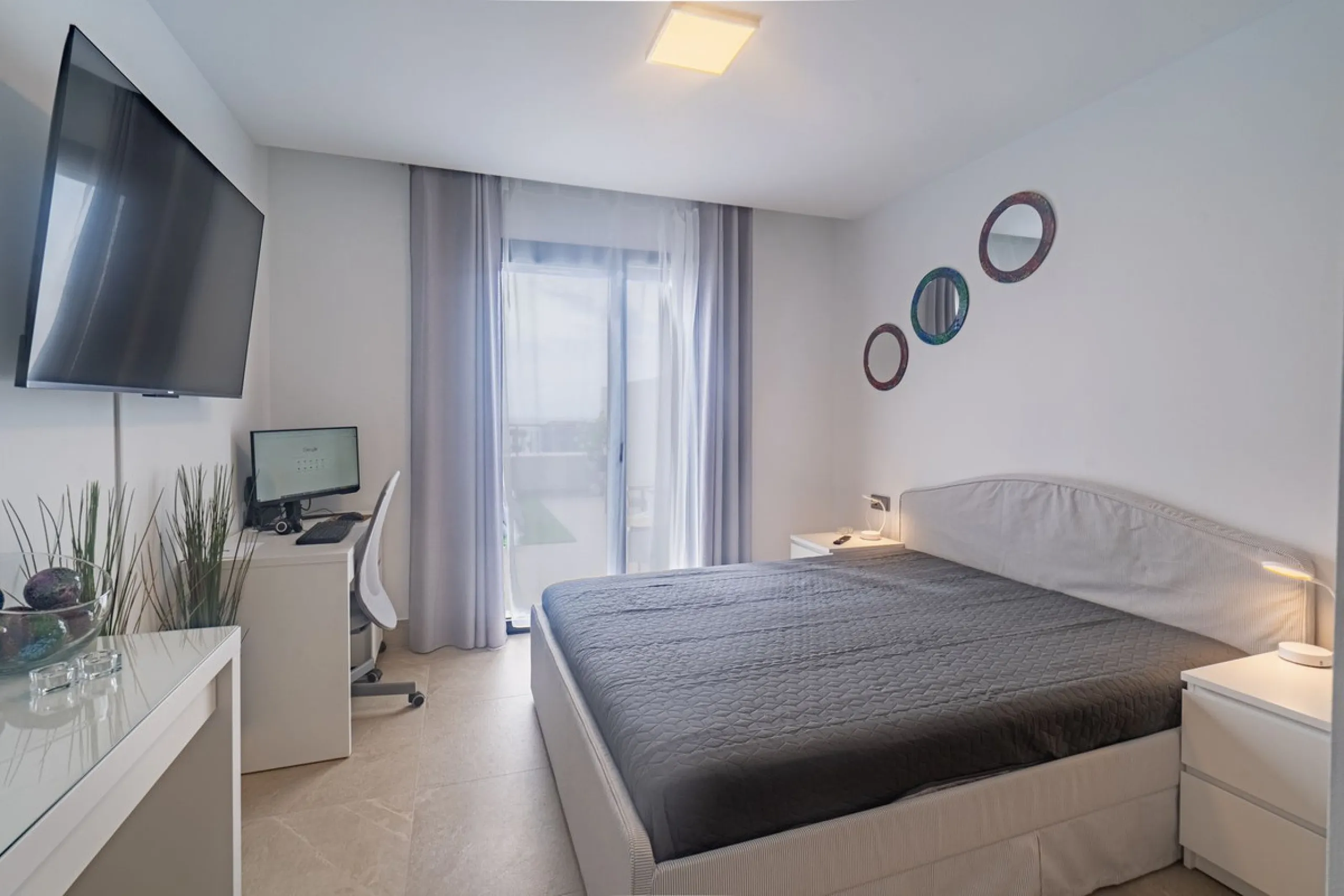 Beautiful apartment with three bedrooms, two bathrooms and a large wardrobe, with panoramic sea views, located near the Dona Julia golf courses and just 300 meters from Playa Ancha. The apartment was completed at the end of 2023 and has been equipped with