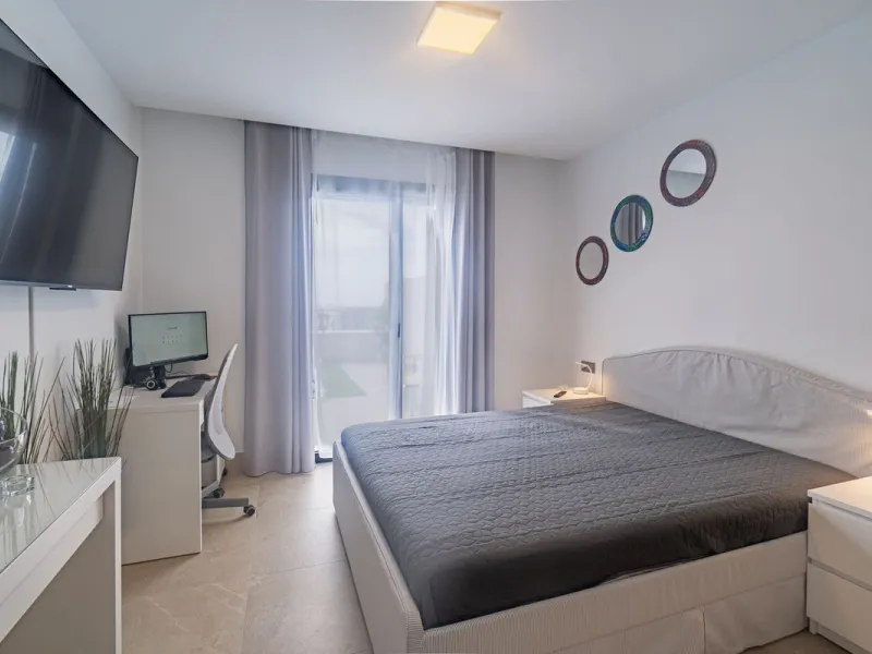 Beautiful apartment with three bedrooms, two bathrooms and a large wardrobe, with panoramic sea views, located near the Dona Julia golf courses and just 300 meters from Playa Ancha. The apartment was completed at the end of 2023 and has been equipped with