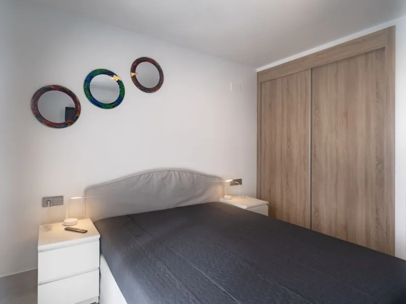 Beautiful apartment with three bedrooms, two bathrooms and a large wardrobe, with panoramic sea views, located near the Dona Julia golf courses and just 300 meters from Playa Ancha. The apartment was completed at the end of 2023 and has been equipped with