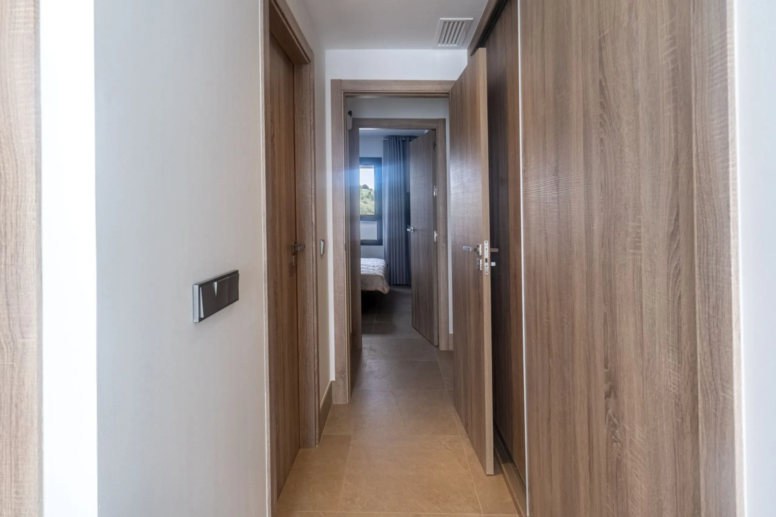 Beautiful apartment with three bedrooms, two bathrooms and a large wardrobe, with panoramic sea views, located near the Dona Julia golf courses and just 300 meters from Playa Ancha. The apartment was completed at the end of 2023 and has been equipped with