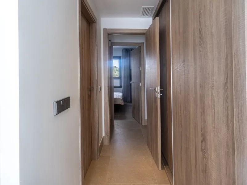 Beautiful apartment with three bedrooms, two bathrooms and a large wardrobe, with panoramic sea views, located near the Dona Julia golf courses and just 300 meters from Playa Ancha. The apartment was completed at the end of 2023 and has been equipped with