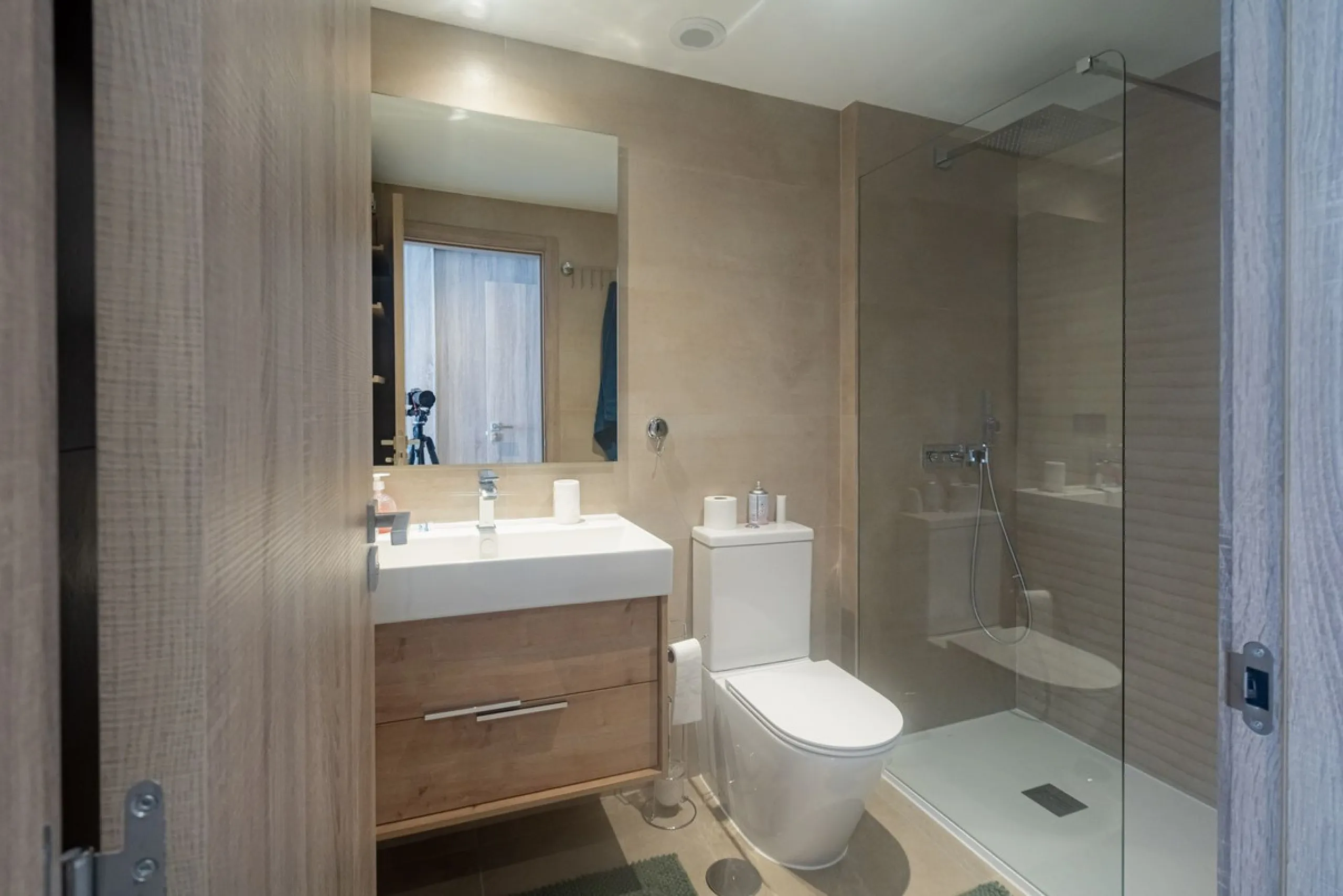 Beautiful apartment with three bedrooms, two bathrooms and a large wardrobe, with panoramic sea views, located near the Dona Julia golf courses and just 300 meters from Playa Ancha. The apartment was completed at the end of 2023 and has been equipped with