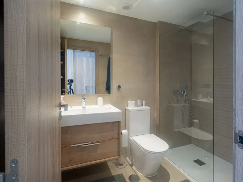 Beautiful apartment with three bedrooms, two bathrooms and a large wardrobe, with panoramic sea views, located near the Dona Julia golf courses and just 300 meters from Playa Ancha. The apartment was completed at the end of 2023 and has been equipped with