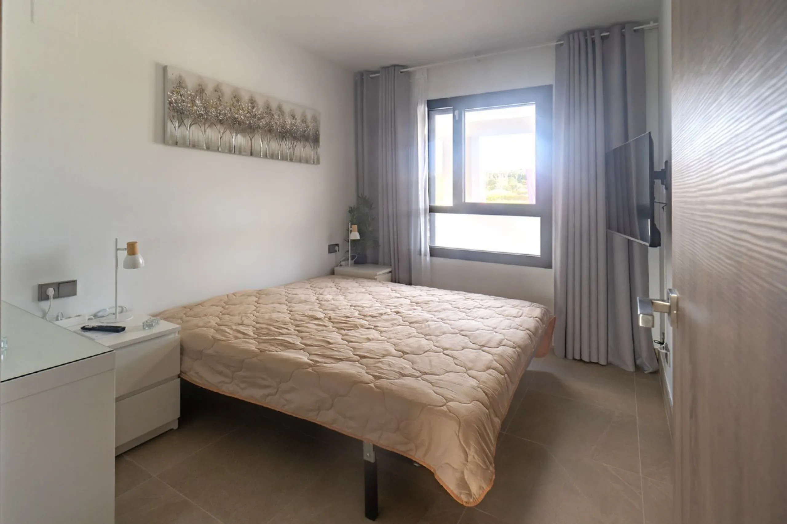 Beautiful apartment with three bedrooms, two bathrooms and a large wardrobe, with panoramic sea views, located near the Dona Julia golf courses and just 300 meters from Playa Ancha. The apartment was completed at the end of 2023 and has been equipped with