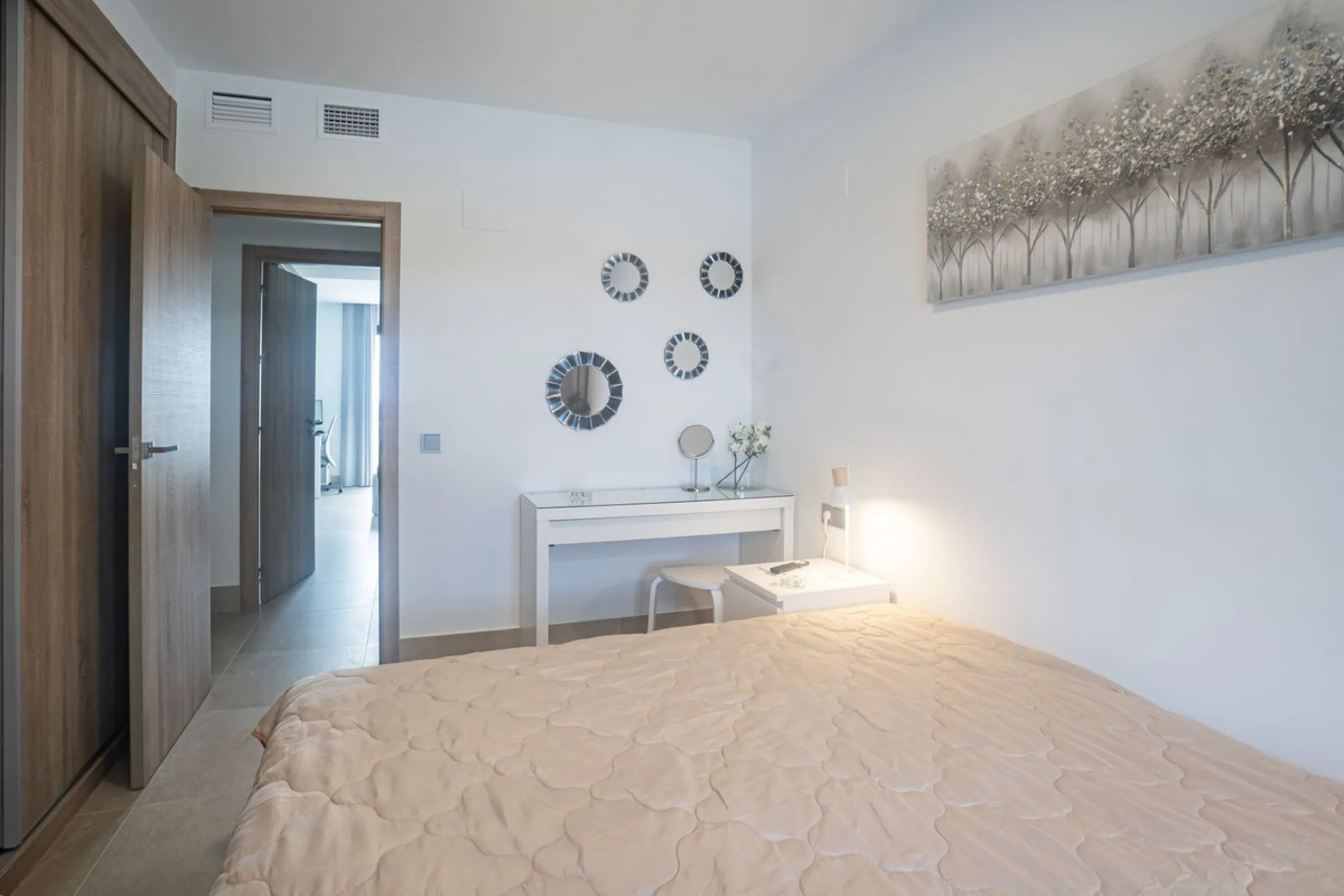 Beautiful apartment with three bedrooms, two bathrooms and a large wardrobe, with panoramic sea views, located near the Dona Julia golf courses and just 300 meters from Playa Ancha. The apartment was completed at the end of 2023 and has been equipped with