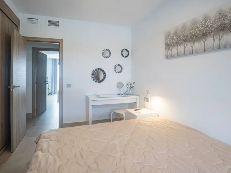 Beautiful apartment with three bedrooms, two bathrooms and a large wardrobe, with panoramic sea views, located near the Dona Julia golf courses and just 300 meters from Playa Ancha. The apartment was completed at the end of 2023 and has been equipped with