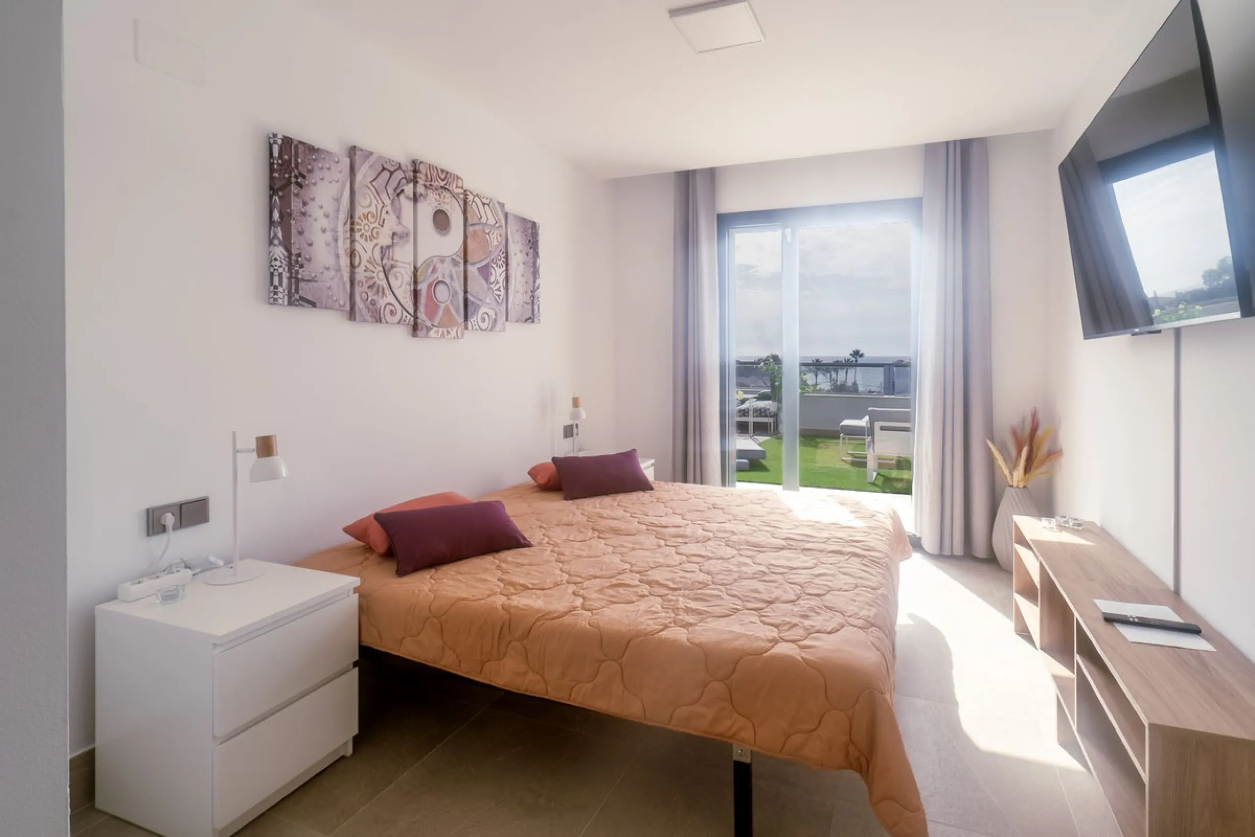 Beautiful apartment with three bedrooms, two bathrooms and a large wardrobe, with panoramic sea views, located near the Dona Julia golf courses and just 300 meters from Playa Ancha. The apartment was completed at the end of 2023 and has been equipped with