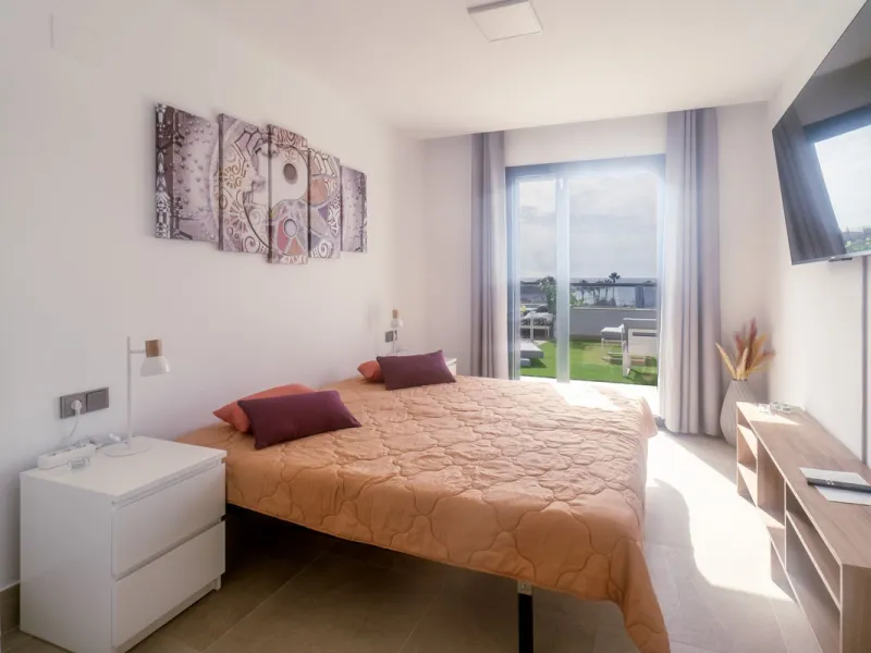 Beautiful apartment with three bedrooms, two bathrooms and a large wardrobe, with panoramic sea views, located near the Dona Julia golf courses and just 300 meters from Playa Ancha. The apartment was completed at the end of 2023 and has been equipped with