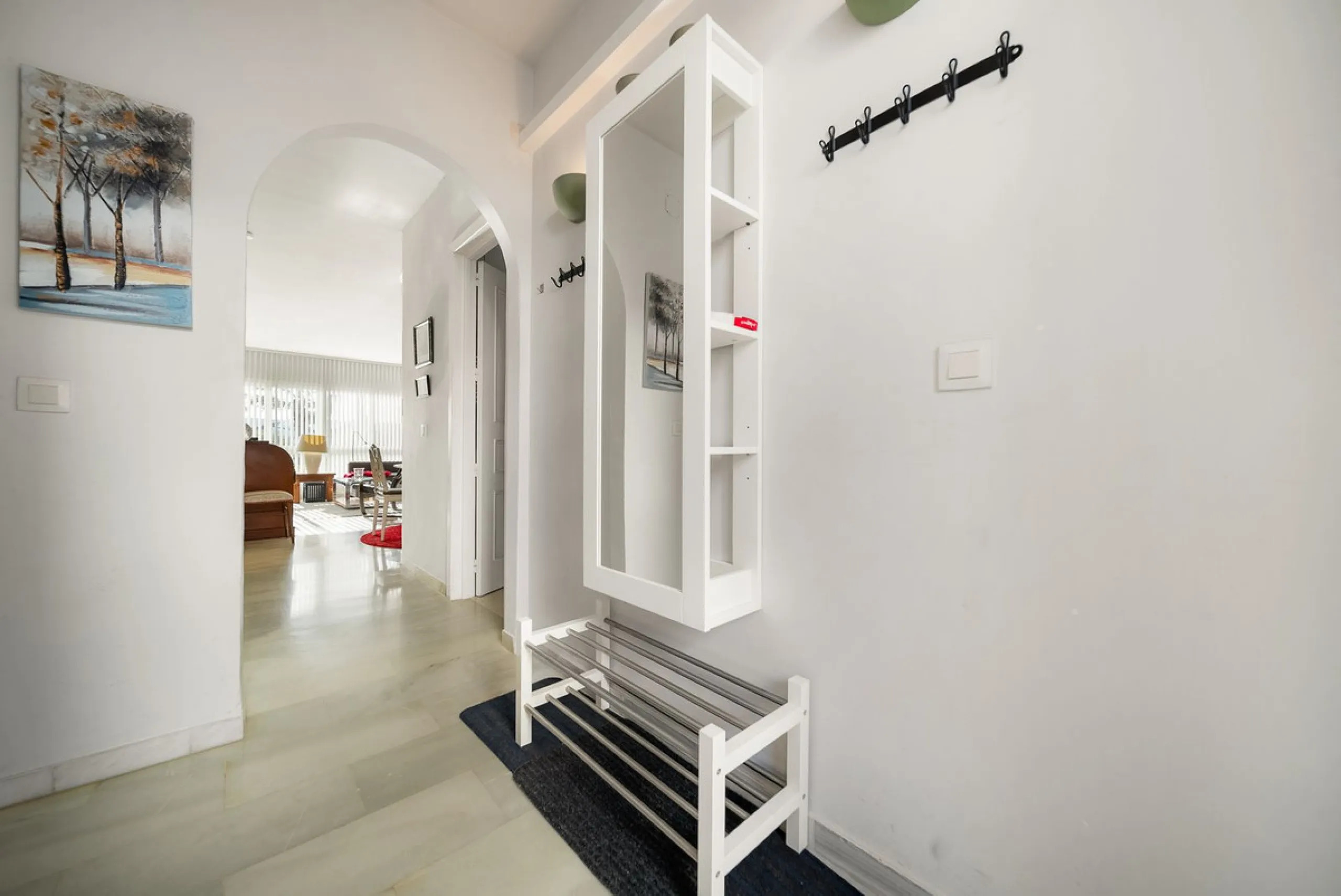 South-facing two-bedroom apartment located in the popular Jardines de Calahonda community.