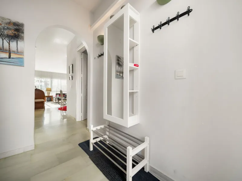 South-facing two-bedroom apartment located in the popular Jardines de Calahonda community.