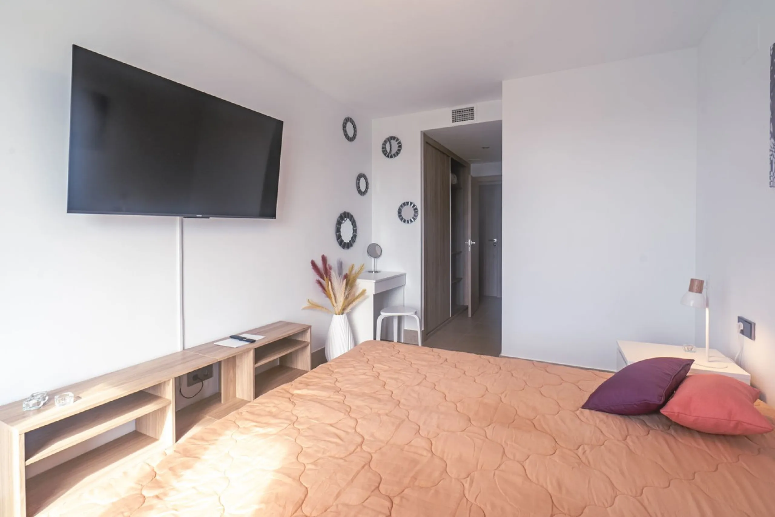 Beautiful apartment with three bedrooms, two bathrooms and a large wardrobe, with panoramic sea views, located near the Dona Julia golf courses and just 300 meters from Playa Ancha. The apartment was completed at the end of 2023 and has been equipped with