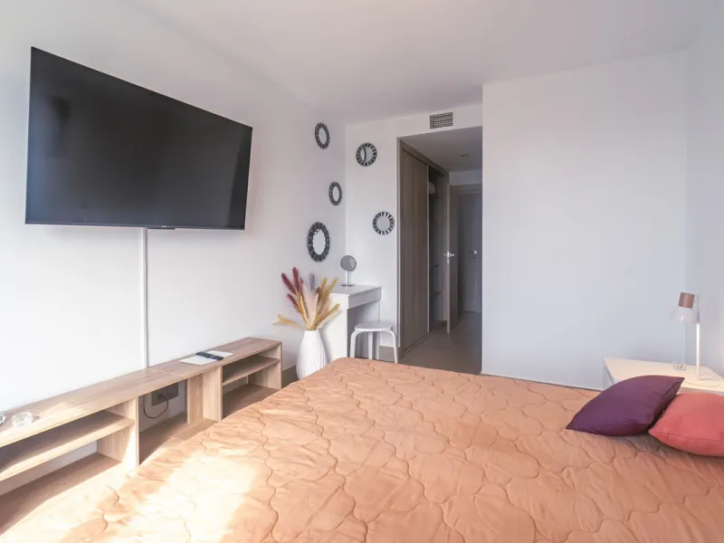 Beautiful apartment with three bedrooms, two bathrooms and a large wardrobe, with panoramic sea views, located near the Dona Julia golf courses and just 300 meters from Playa Ancha. The apartment was completed at the end of 2023 and has been equipped with