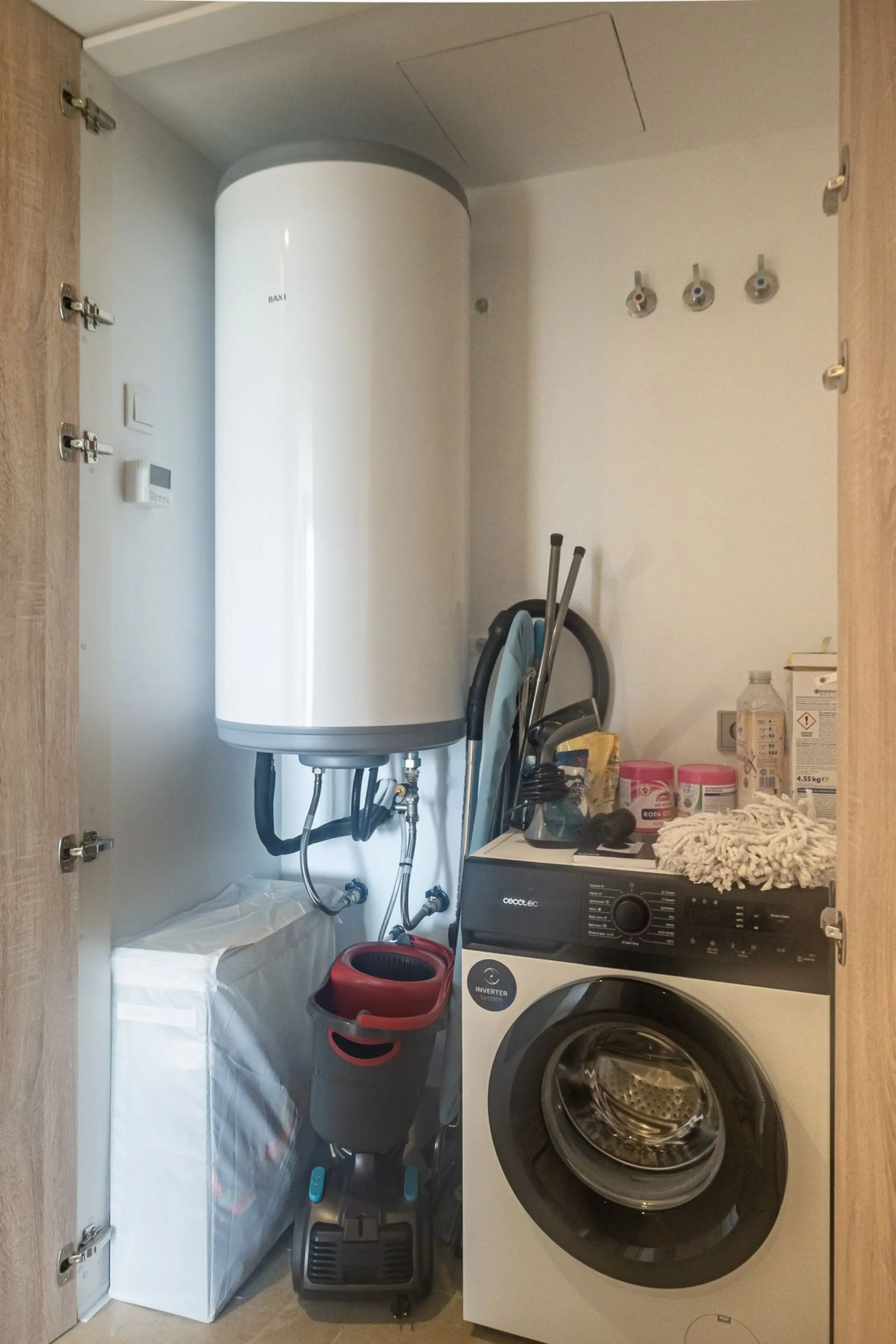 Beautiful apartment with three bedrooms, two bathrooms and a large wardrobe, with panoramic sea views, located near the Dona Julia golf courses and just 300 meters from Playa Ancha. The apartment was completed at the end of 2023 and has been equipped with