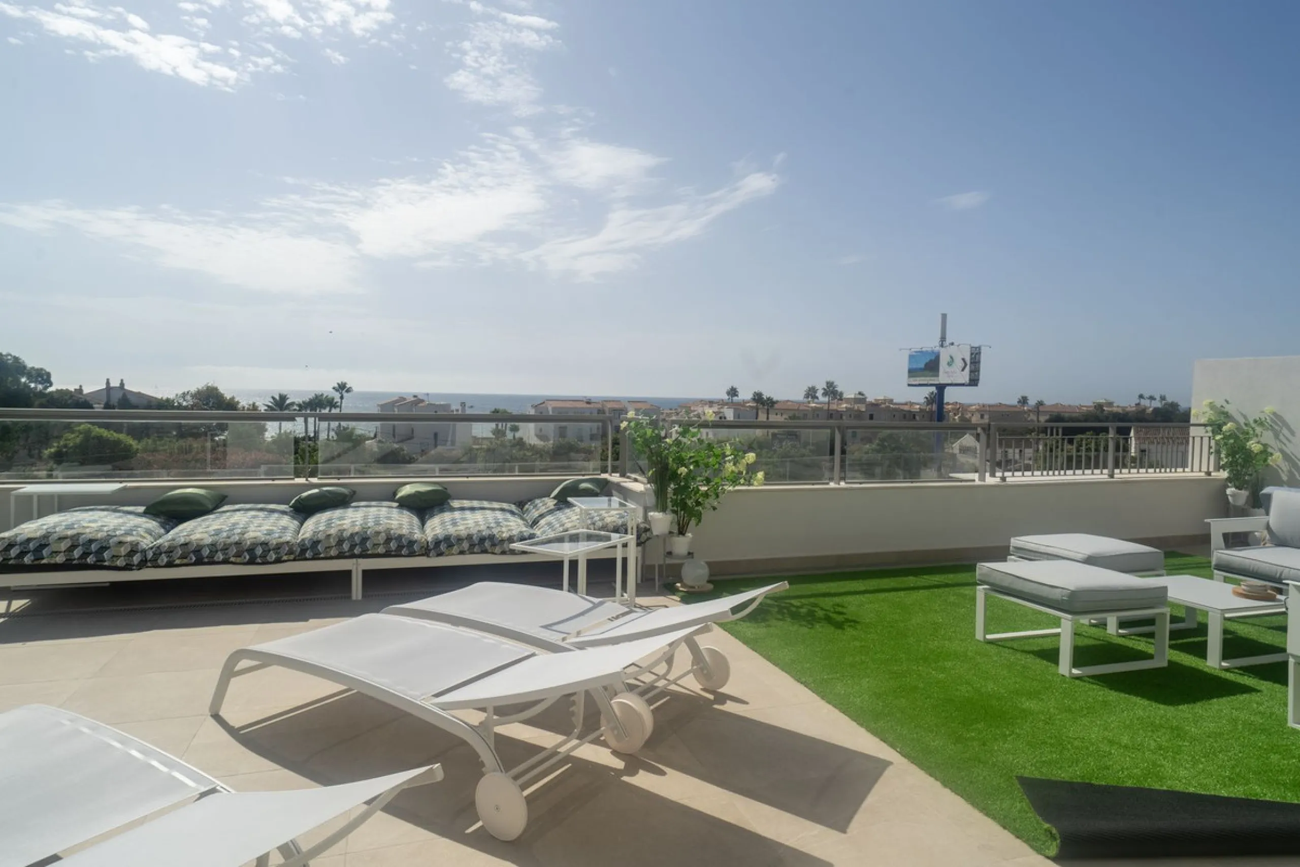 Beautiful apartment with three bedrooms, two bathrooms and a large wardrobe, with panoramic sea views, located near the Dona Julia golf courses and just 300 meters from Playa Ancha. The apartment was completed at the end of 2023 and has been equipped with