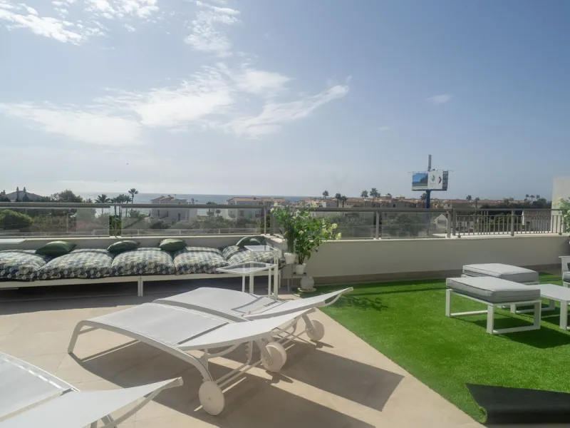 Beautiful apartment with three bedrooms, two bathrooms and a large wardrobe, with panoramic sea views, located near the Dona Julia golf courses and just 300 meters from Playa Ancha. The apartment was completed at the end of 2023 and has been equipped with