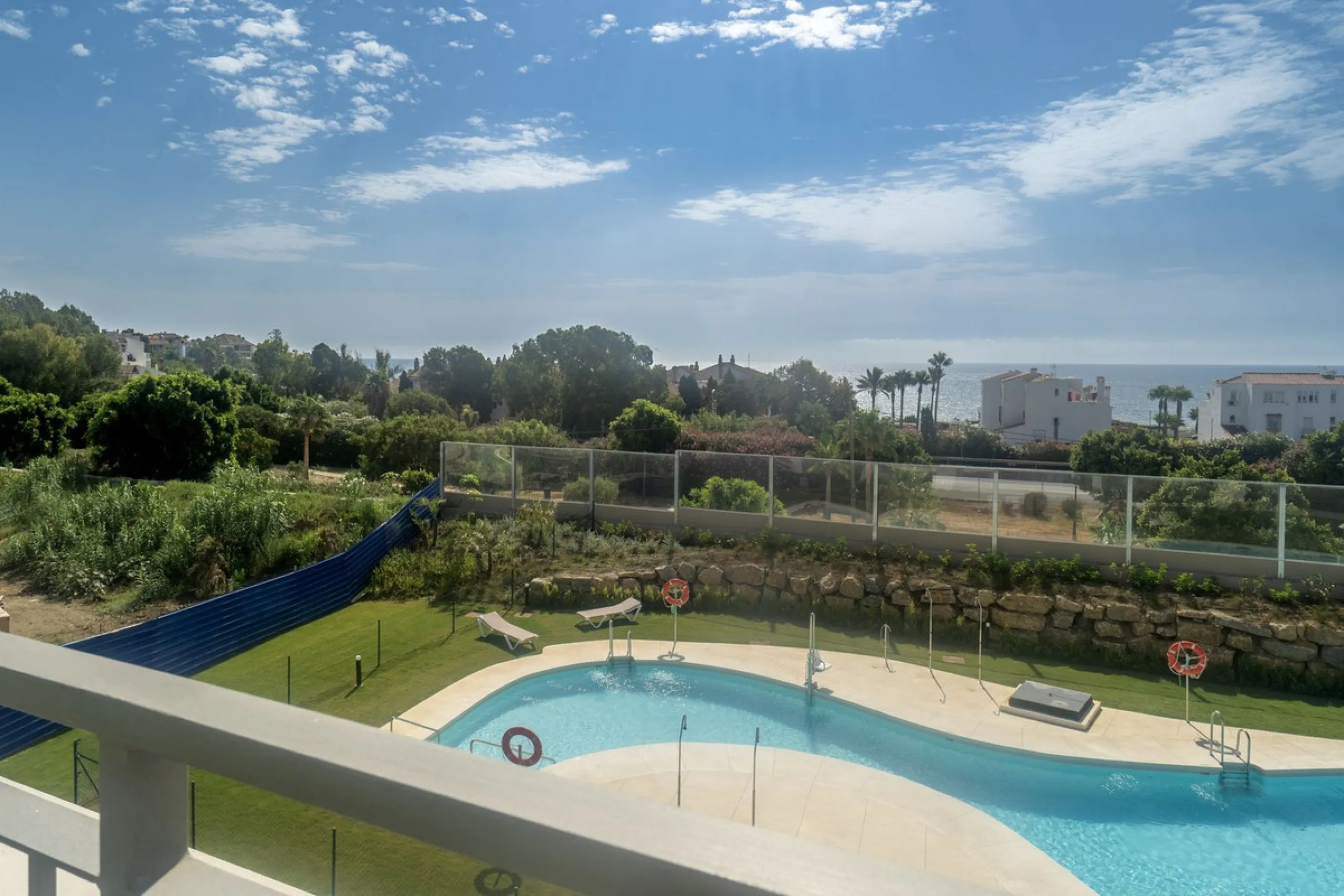 Beautiful apartment with three bedrooms, two bathrooms and a large wardrobe, with panoramic sea views, located near the Dona Julia golf courses and just 300 meters from Playa Ancha. The apartment was completed at the end of 2023 and has been equipped with