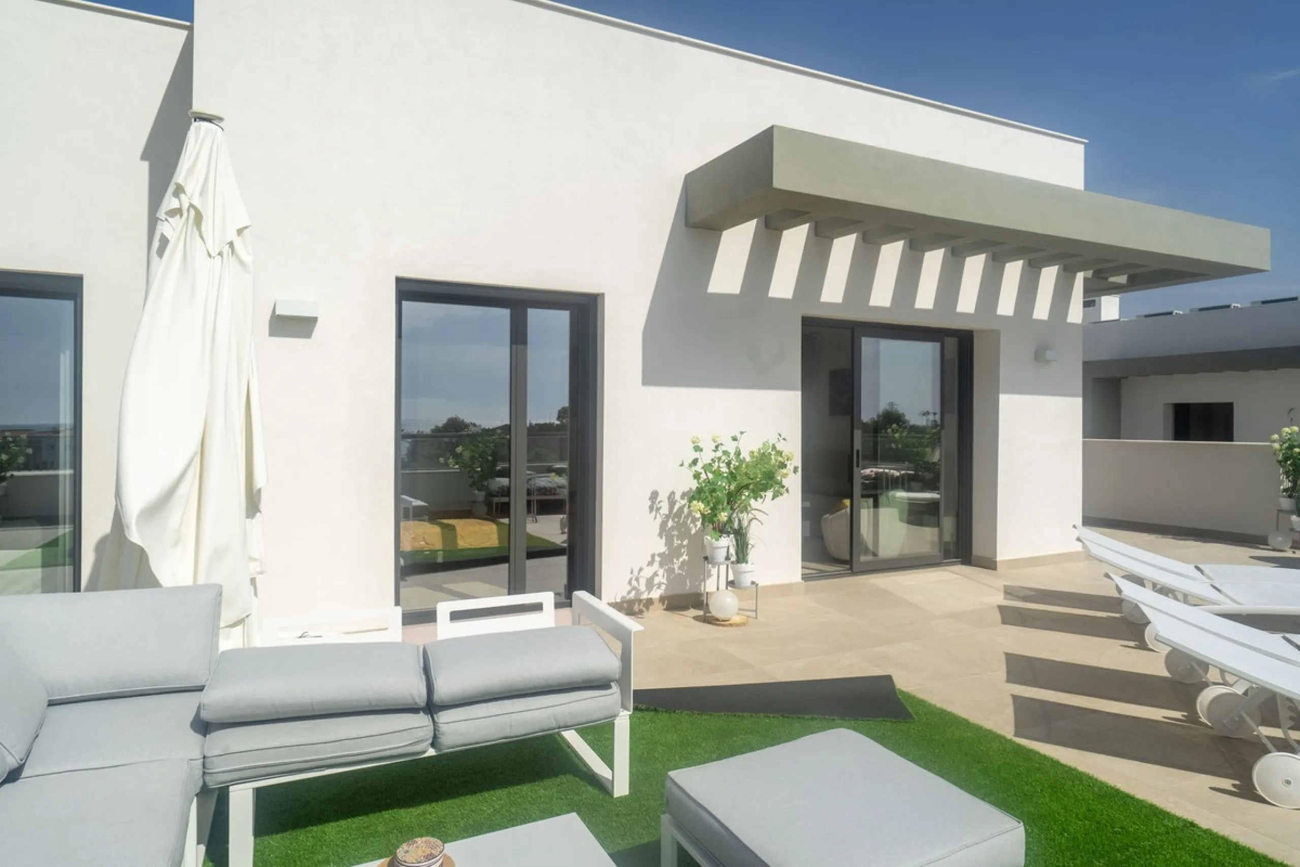 Beautiful apartment with three bedrooms, two bathrooms and a large wardrobe, with panoramic sea views, located near the Dona Julia golf courses and just 300 meters from Playa Ancha. The apartment was completed at the end of 2023 and has been equipped with