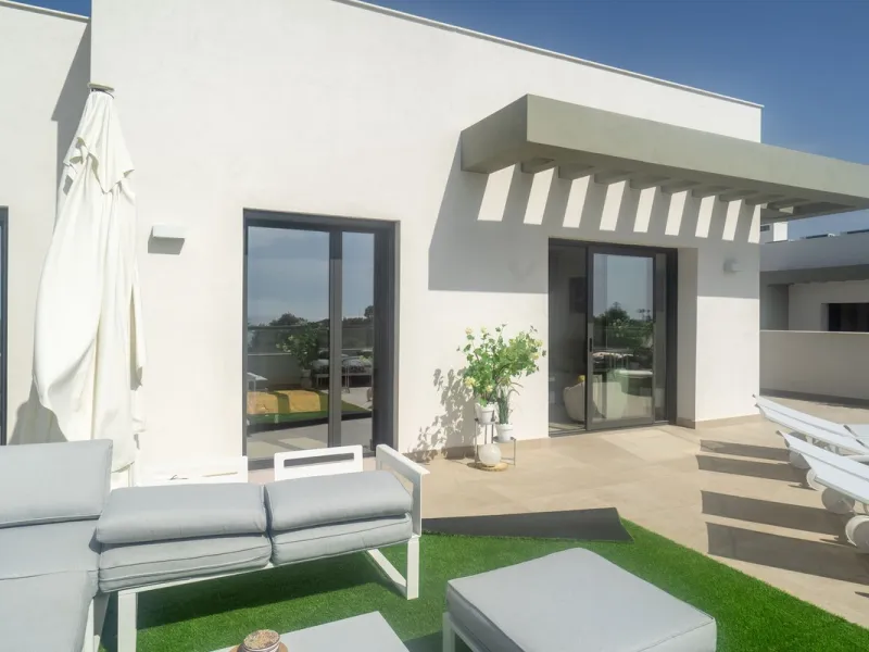 Beautiful apartment with three bedrooms, two bathrooms and a large wardrobe, with panoramic sea views, located near the Dona Julia golf courses and just 300 meters from Playa Ancha. The apartment was completed at the end of 2023 and has been equipped with