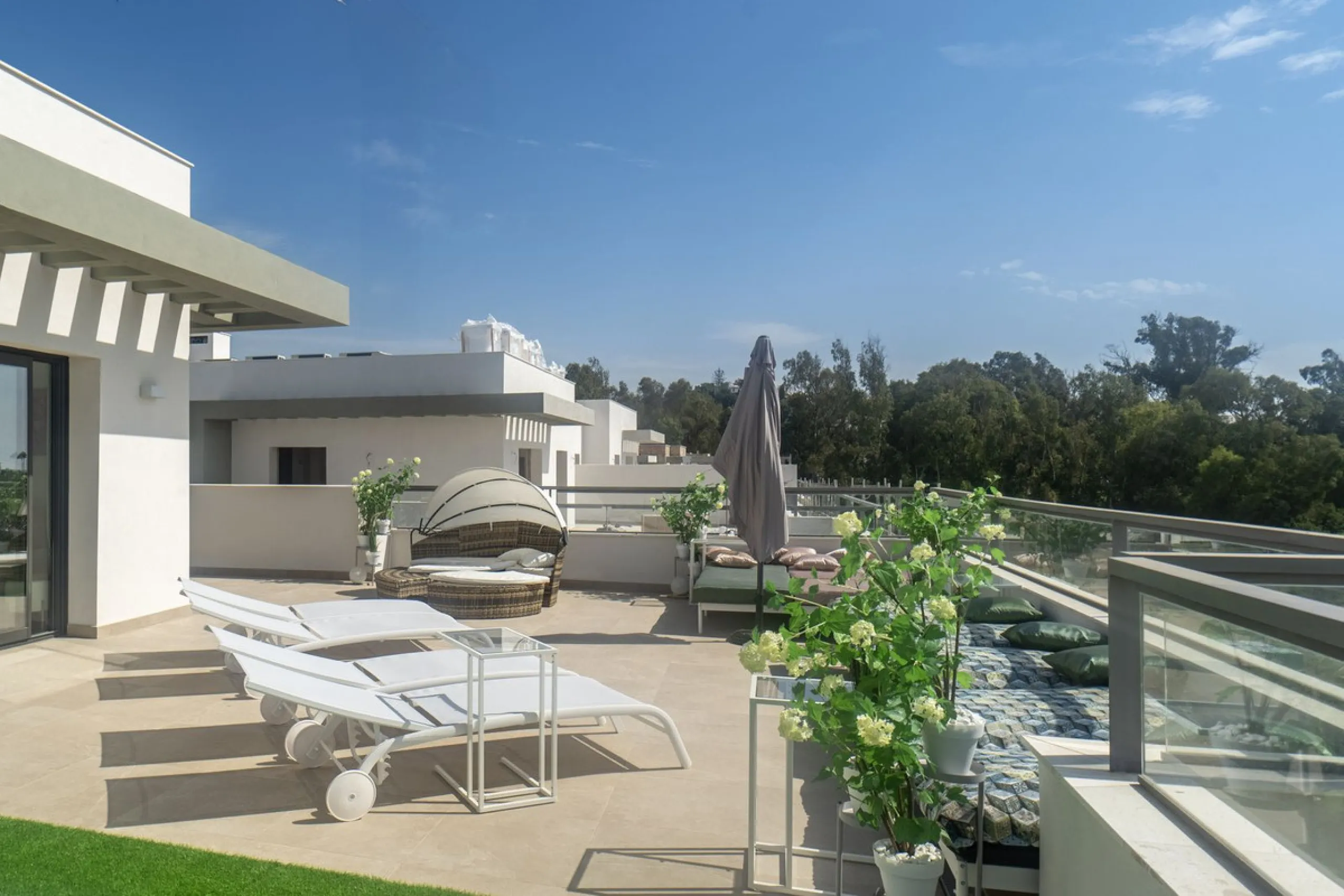 Beautiful apartment with three bedrooms, two bathrooms and a large wardrobe, with panoramic sea views, located near the Dona Julia golf courses and just 300 meters from Playa Ancha. The apartment was completed at the end of 2023 and has been equipped with