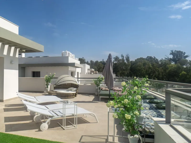 Beautiful apartment with three bedrooms, two bathrooms and a large wardrobe, with panoramic sea views, located near the Dona Julia golf courses and just 300 meters from Playa Ancha. The apartment was completed at the end of 2023 and has been equipped with