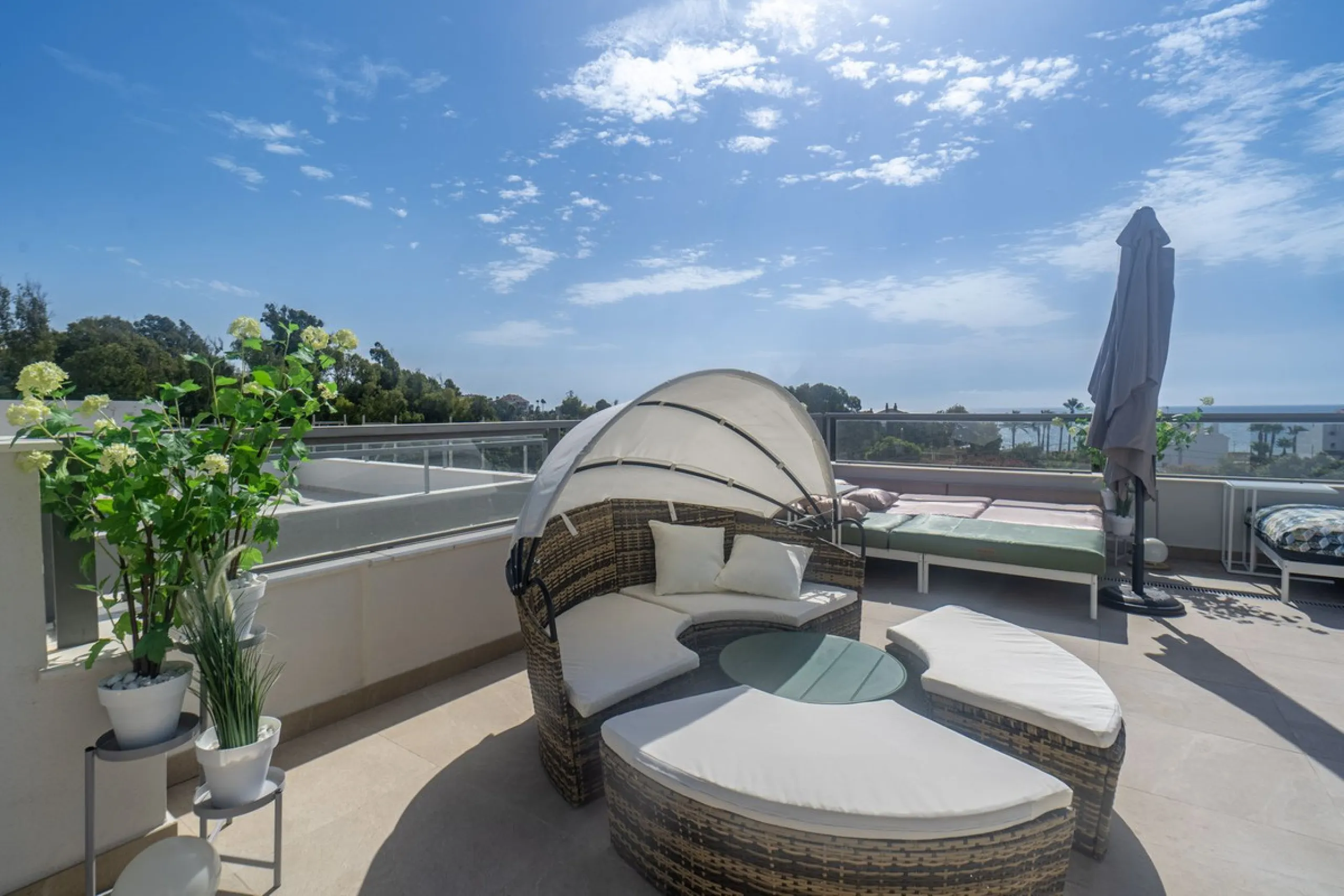 Beautiful apartment with three bedrooms, two bathrooms and a large wardrobe, with panoramic sea views, located near the Dona Julia golf courses and just 300 meters from Playa Ancha. The apartment was completed at the end of 2023 and has been equipped with