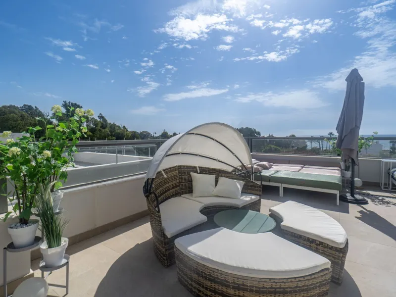 Beautiful apartment with three bedrooms, two bathrooms and a large wardrobe, with panoramic sea views, located near the Dona Julia golf courses and just 300 meters from Playa Ancha. The apartment was completed at the end of 2023 and has been equipped with