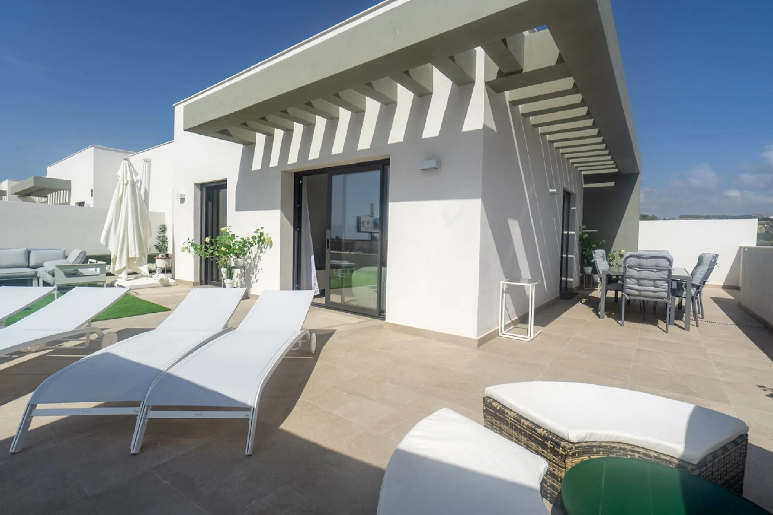 Beautiful apartment with three bedrooms, two bathrooms and a large wardrobe, with panoramic sea views, located near the Dona Julia golf courses and just 300 meters from Playa Ancha. The apartment was completed at the end of 2023 and has been equipped with