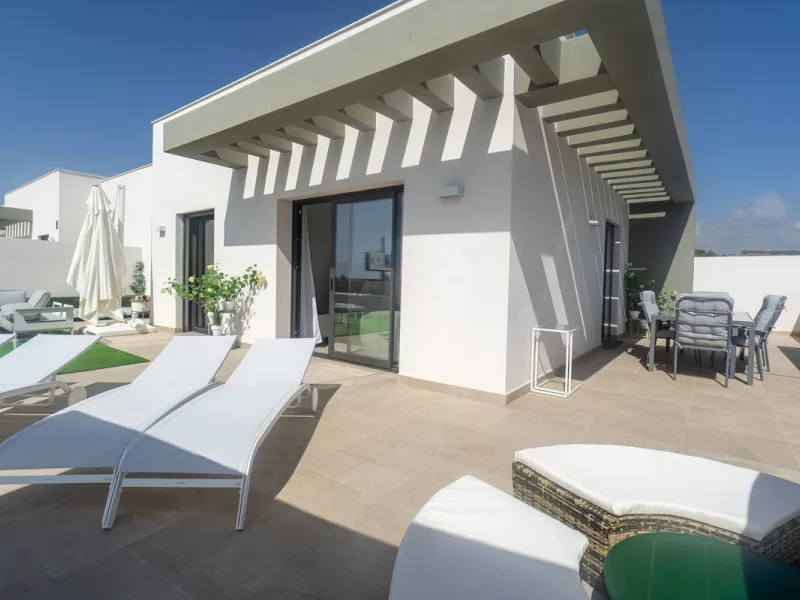 Beautiful apartment with three bedrooms, two bathrooms and a large wardrobe, with panoramic sea views, located near the Dona Julia golf courses and just 300 meters from Playa Ancha. The apartment was completed at the end of 2023 and has been equipped with