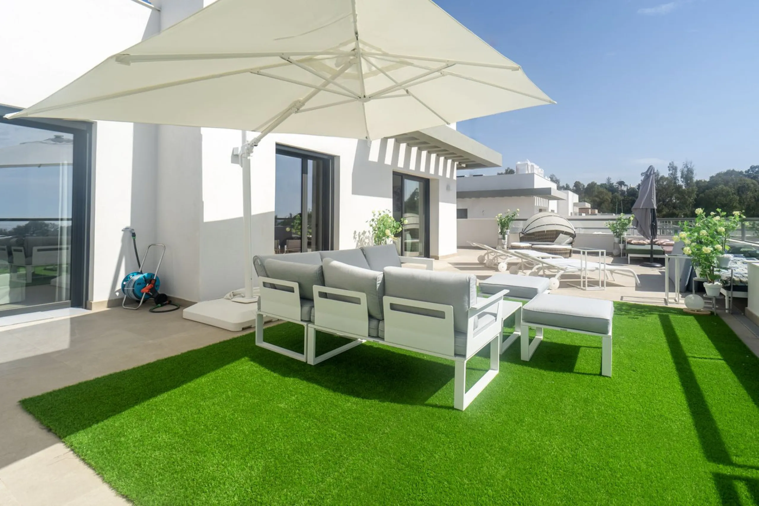 Beautiful apartment with three bedrooms, two bathrooms and a large wardrobe, with panoramic sea views, located near the Dona Julia golf courses and just 300 meters from Playa Ancha. The apartment was completed at the end of 2023 and has been equipped with
