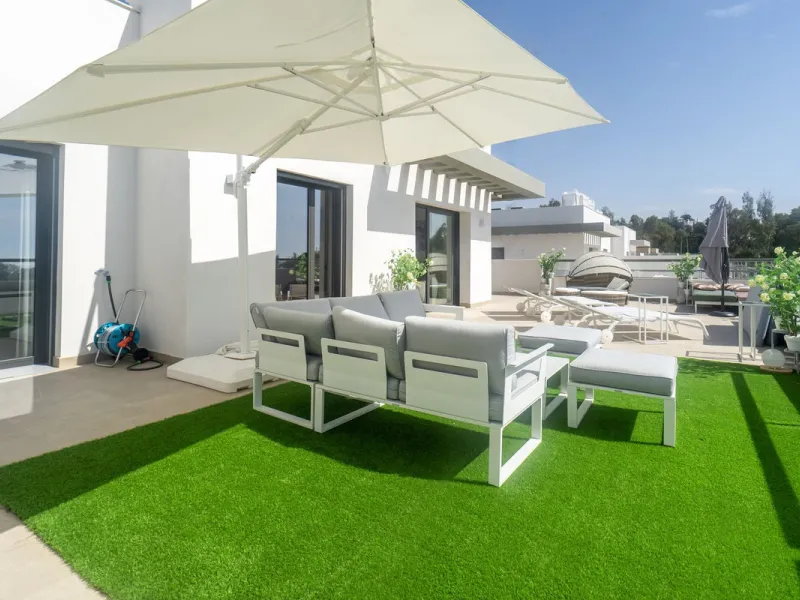 Beautiful apartment with three bedrooms, two bathrooms and a large wardrobe, with panoramic sea views, located near the Dona Julia golf courses and just 300 meters from Playa Ancha. The apartment was completed at the end of 2023 and has been equipped with