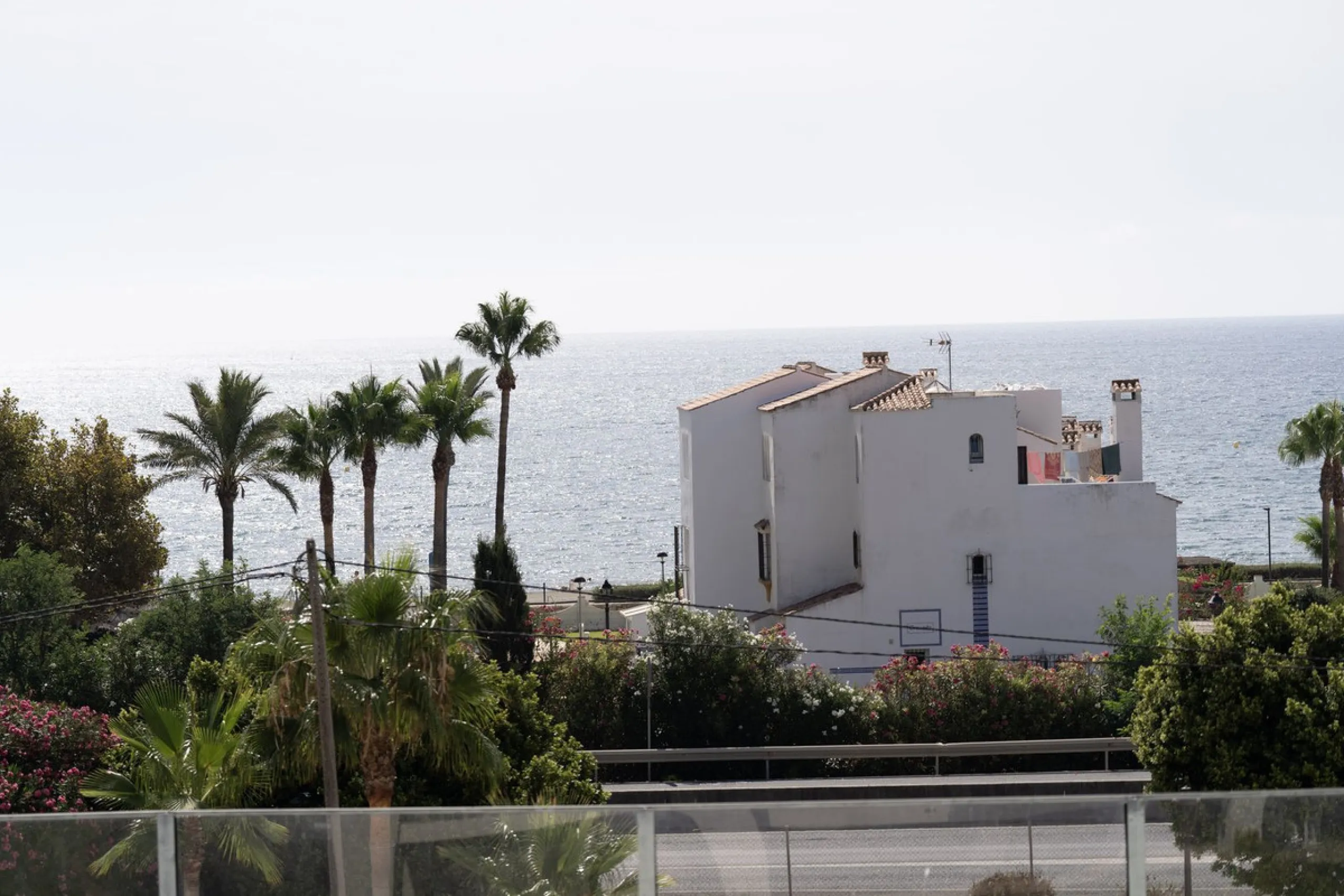 Beautiful apartment with three bedrooms, two bathrooms and a large wardrobe, with panoramic sea views, located near the Dona Julia golf courses and just 300 meters from Playa Ancha. The apartment was completed at the end of 2023 and has been equipped with