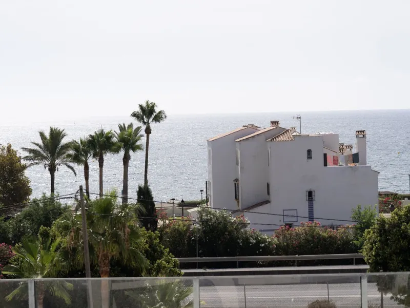 Beautiful apartment with three bedrooms, two bathrooms and a large wardrobe, with panoramic sea views, located near the Dona Julia golf courses and just 300 meters from Playa Ancha. The apartment was completed at the end of 2023 and has been equipped with
