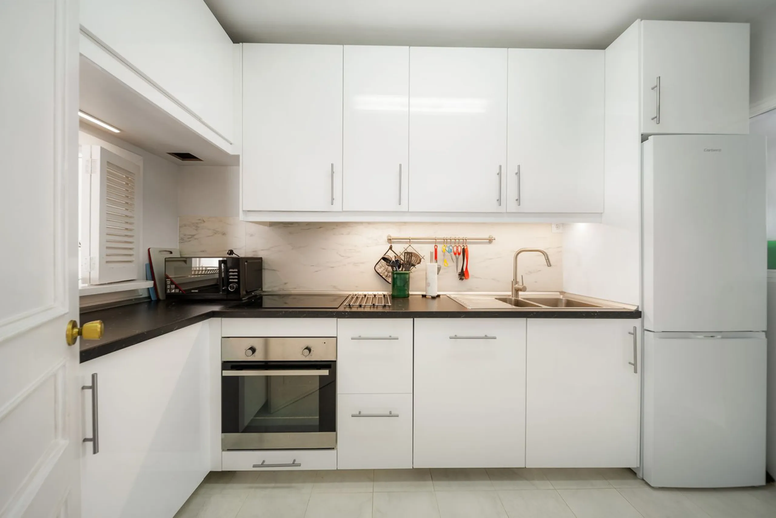 South-facing two-bedroom apartment located in the popular Jardines de Calahonda community.